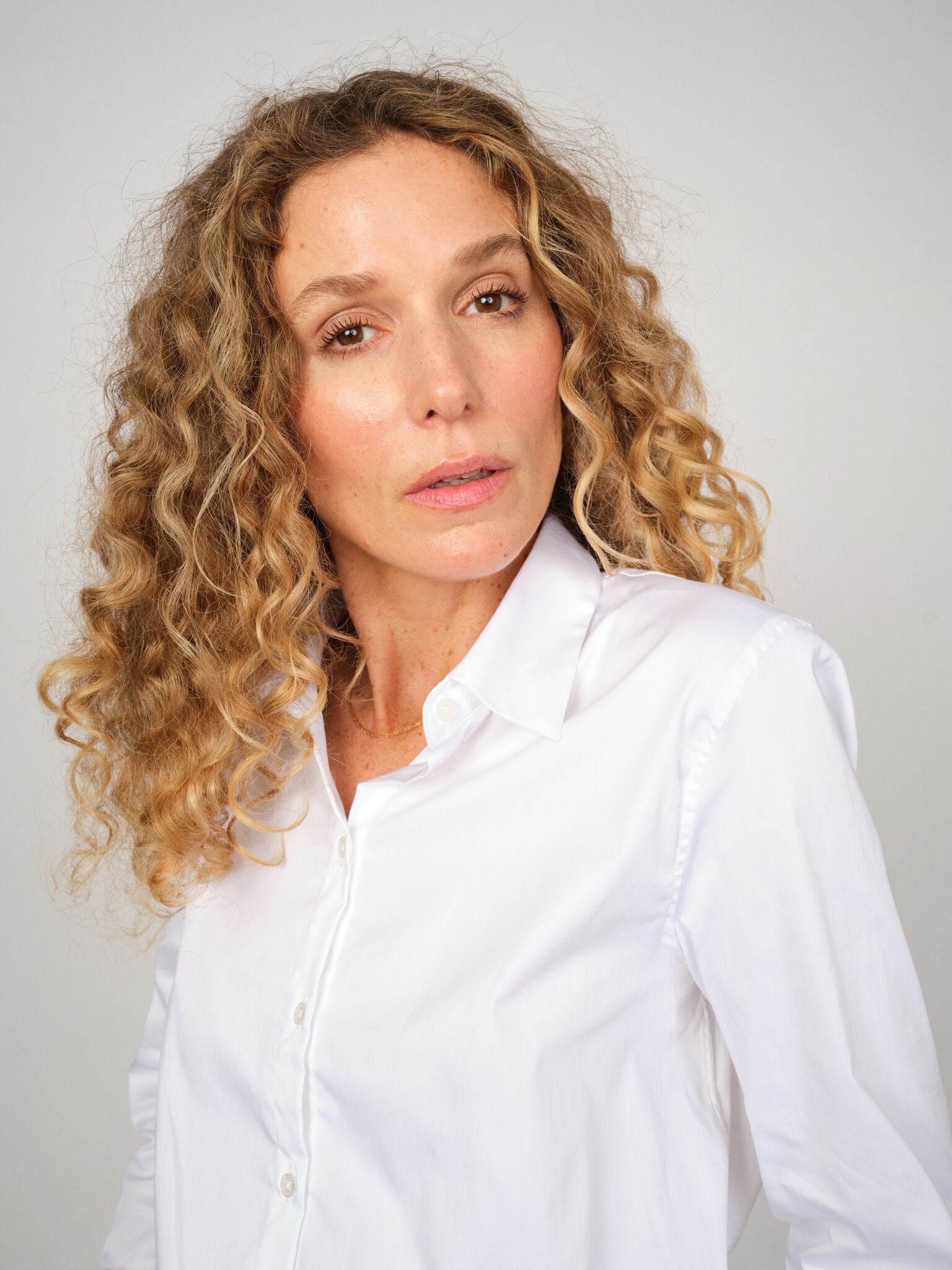 Modelshot / White / Detail