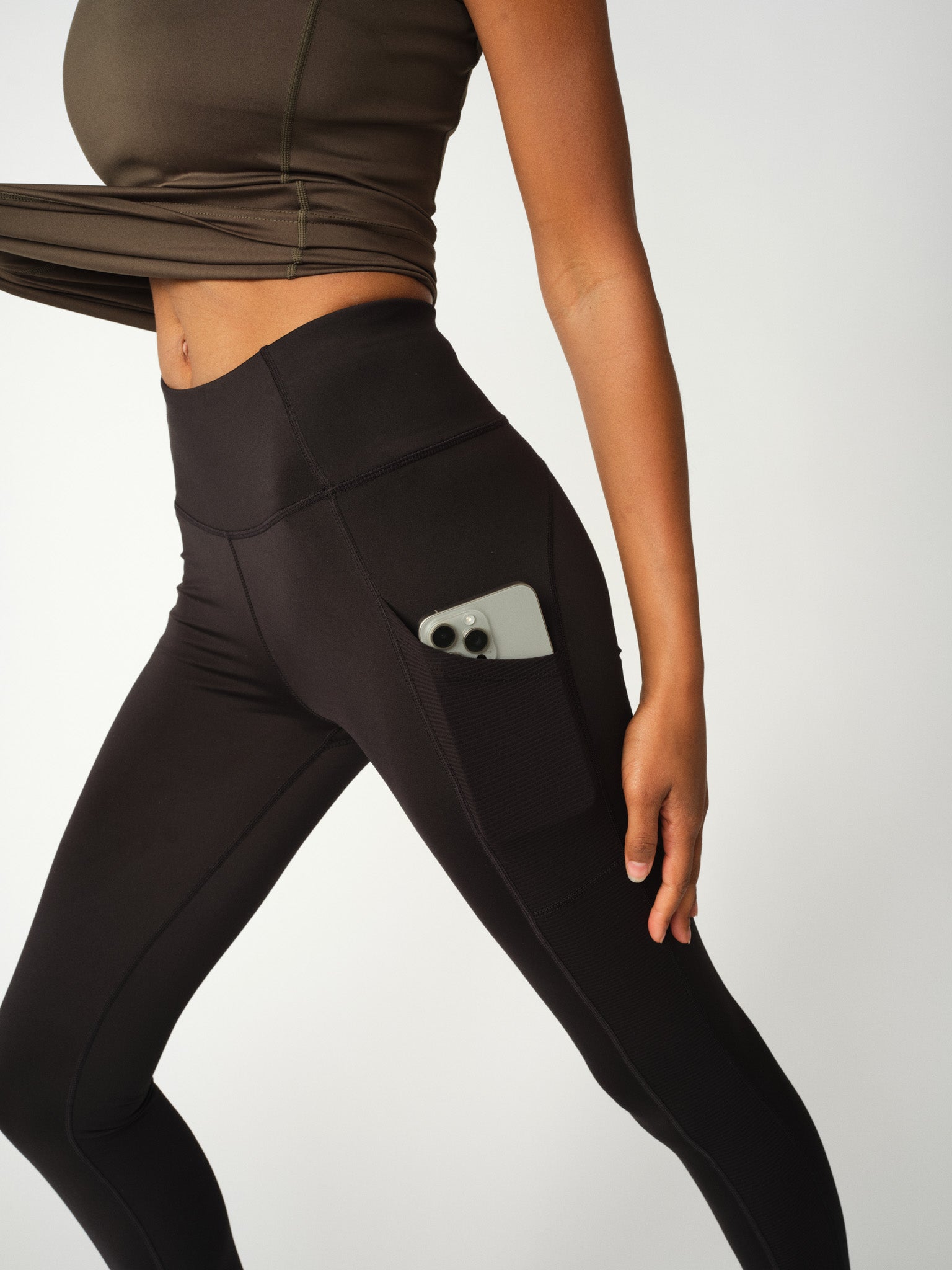 Modelshot / Black / Detail