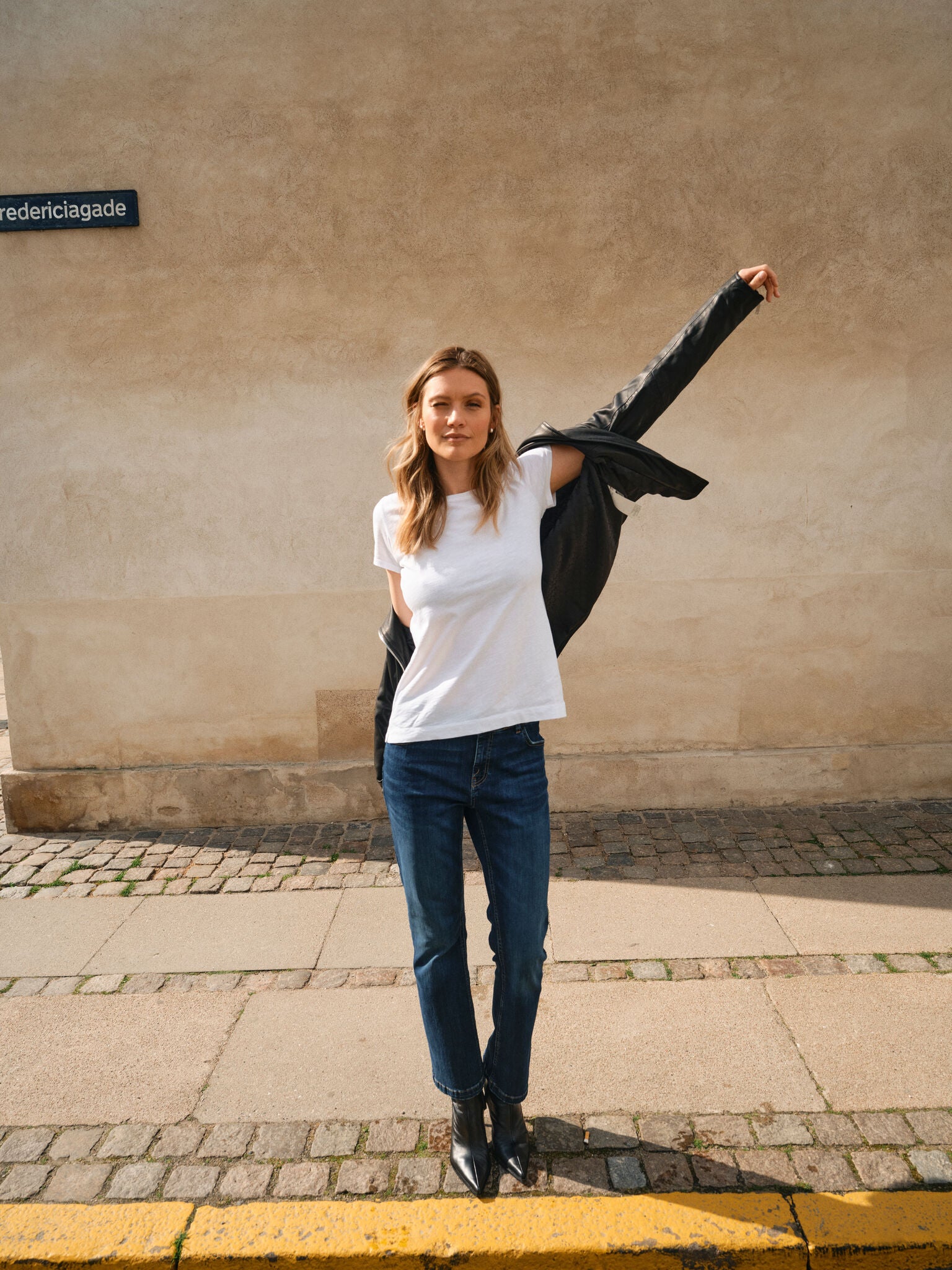 Modelshot / White / Detail