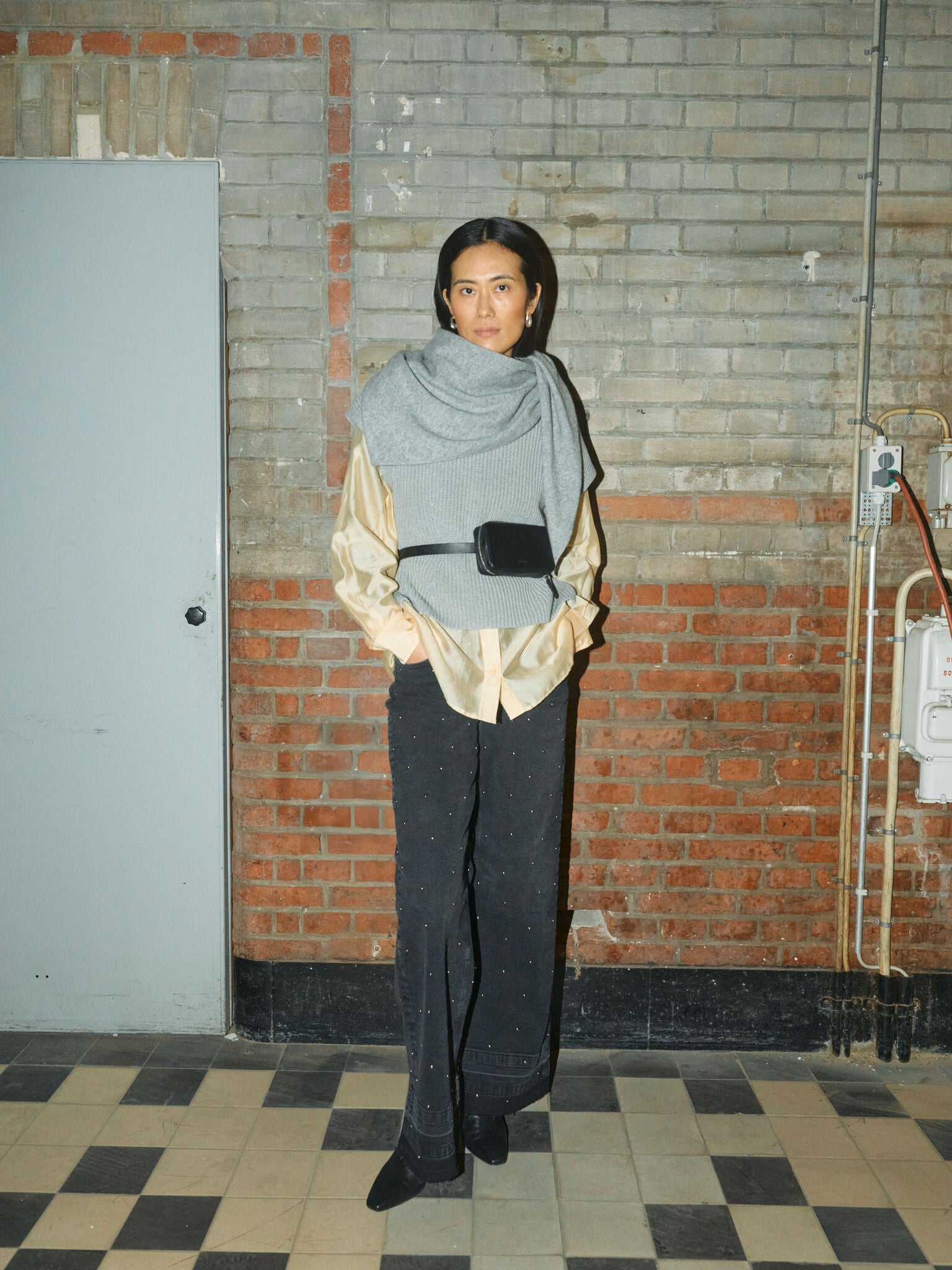 Modelshot / Dark Grey Denim / Detail