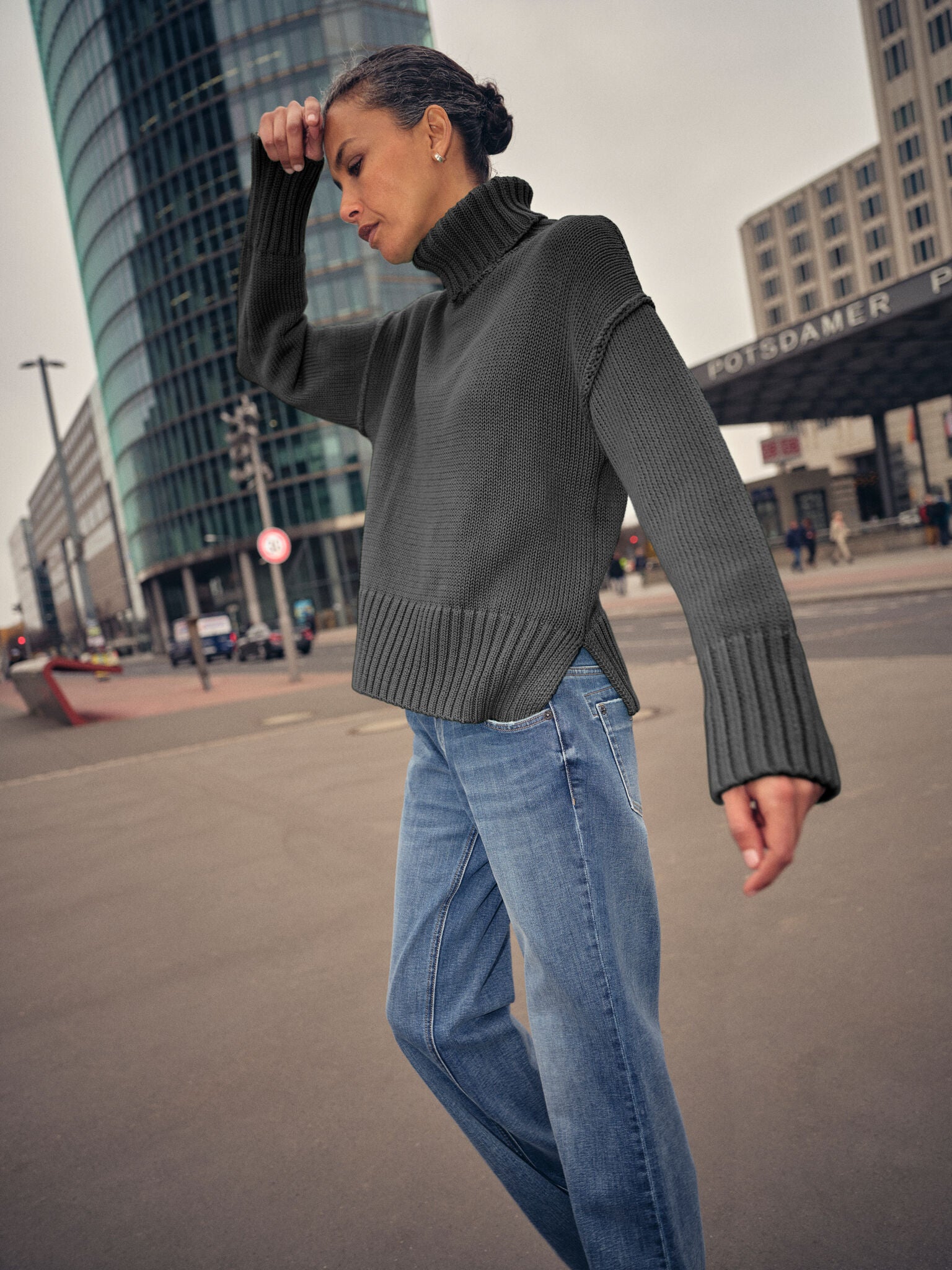 Modelshot / Black / Detail