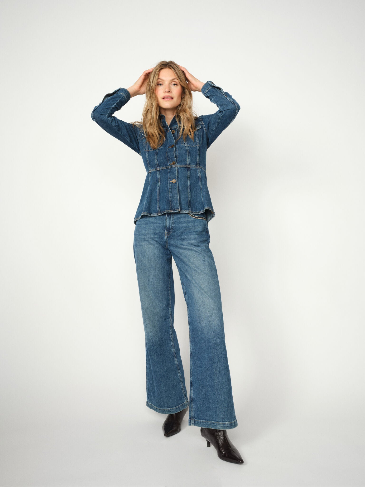 Modelshot / Mid Blue / Detail