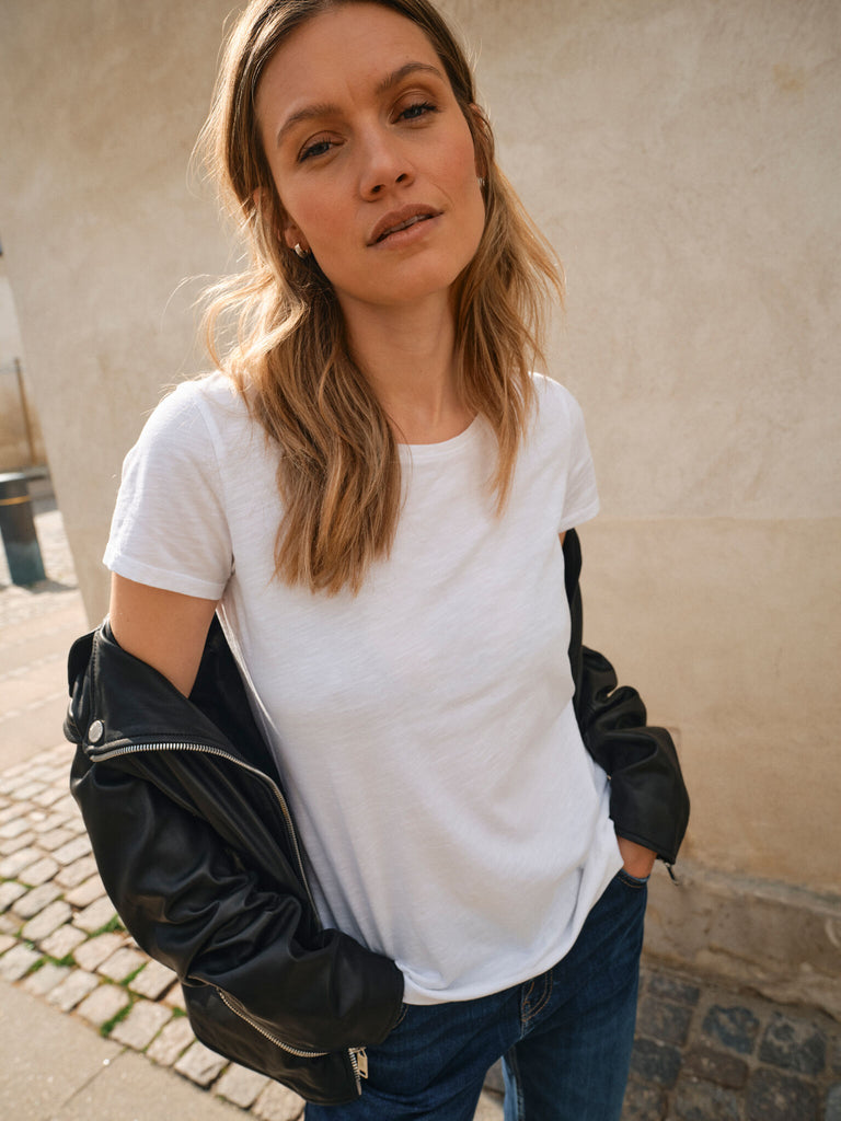 Modelshot / White / Detail