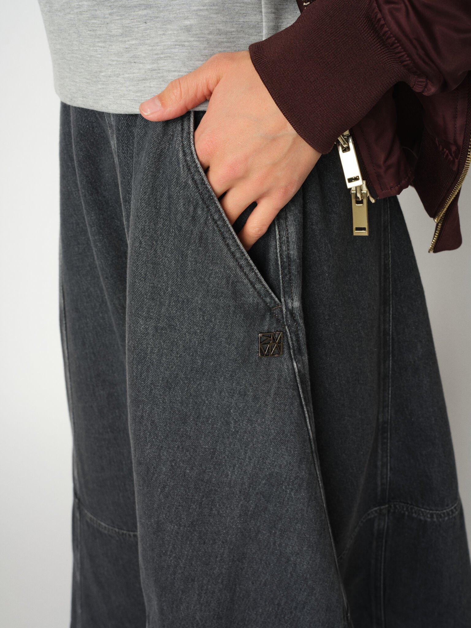 Modelshot / Grey / Detail