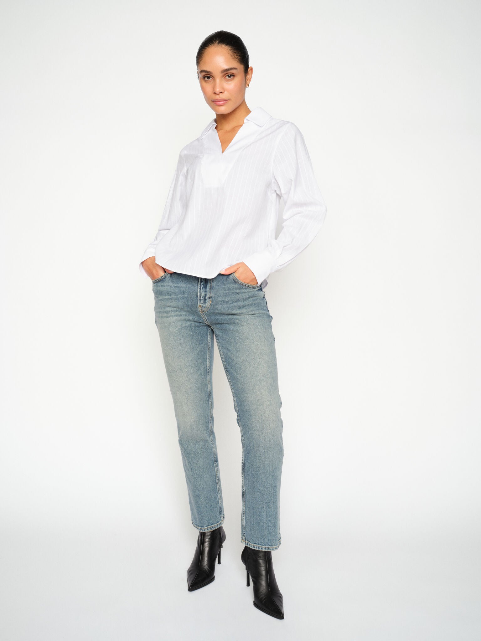 Modelshot / White / Detail