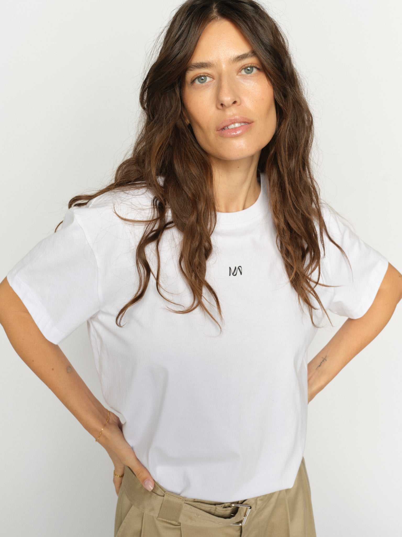 Modelshot / White / Detail