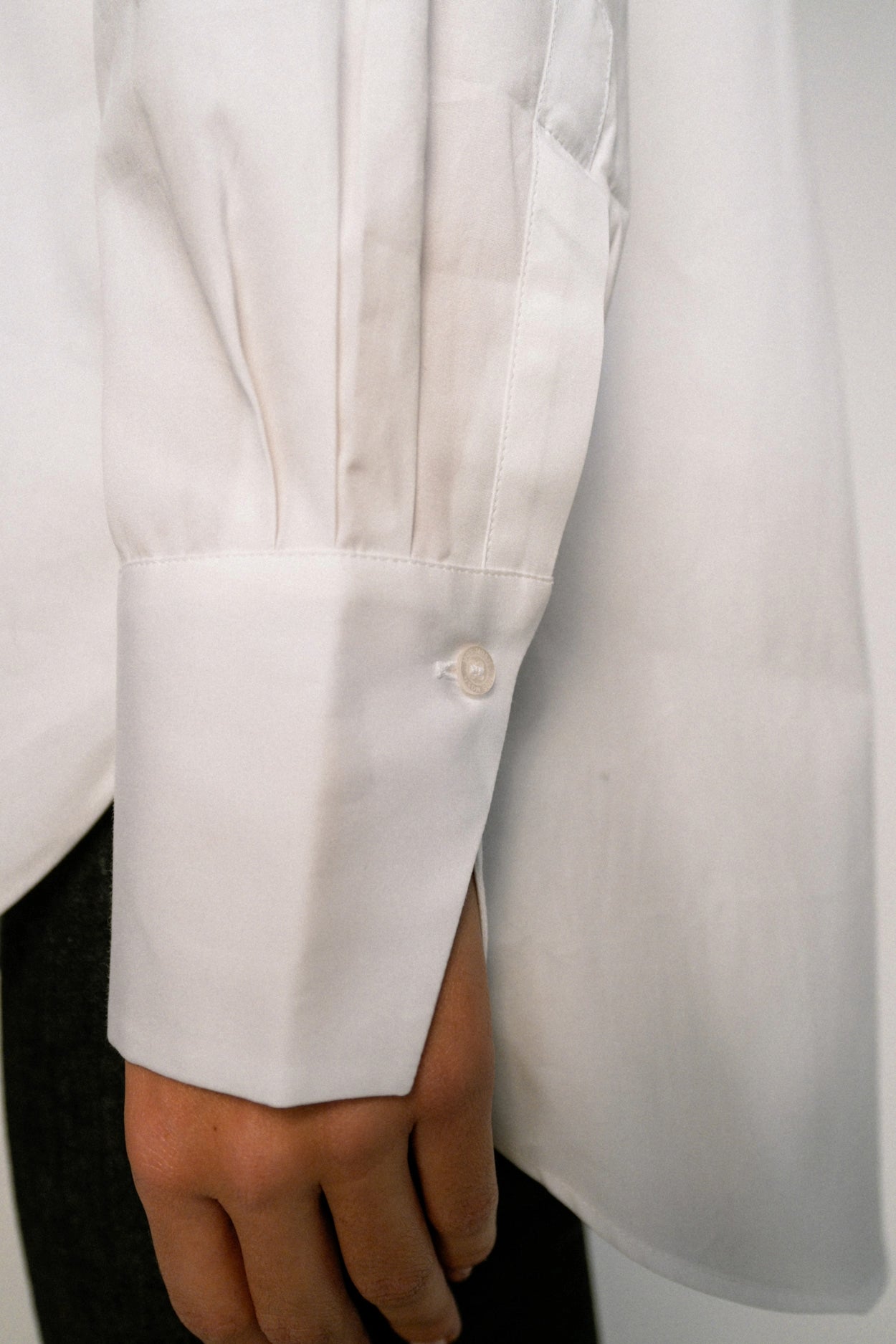 Modelshot / White / Detail