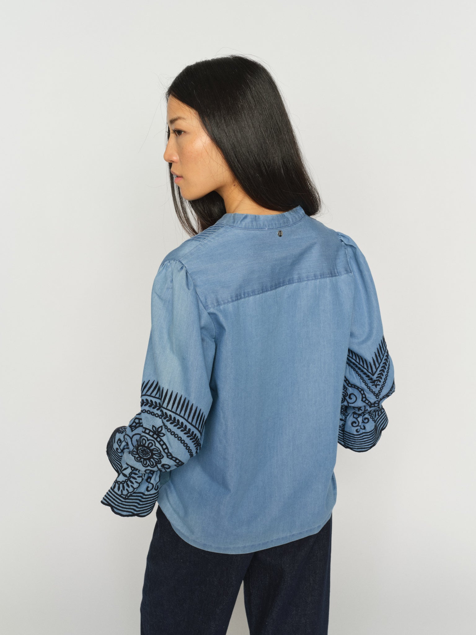 Modelshot / Light Blue / Detail