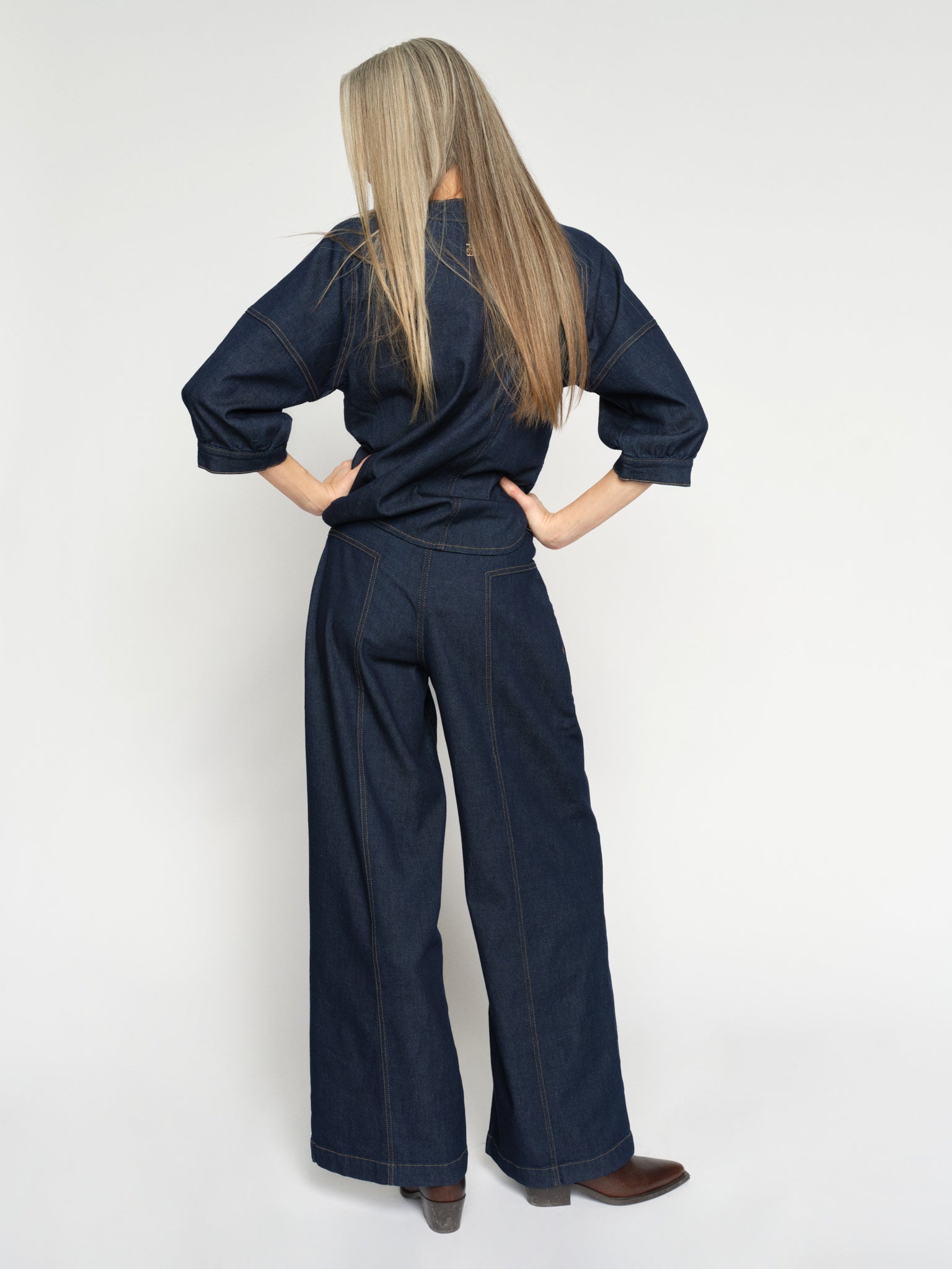 Modelshot / Dark Blue / Detail