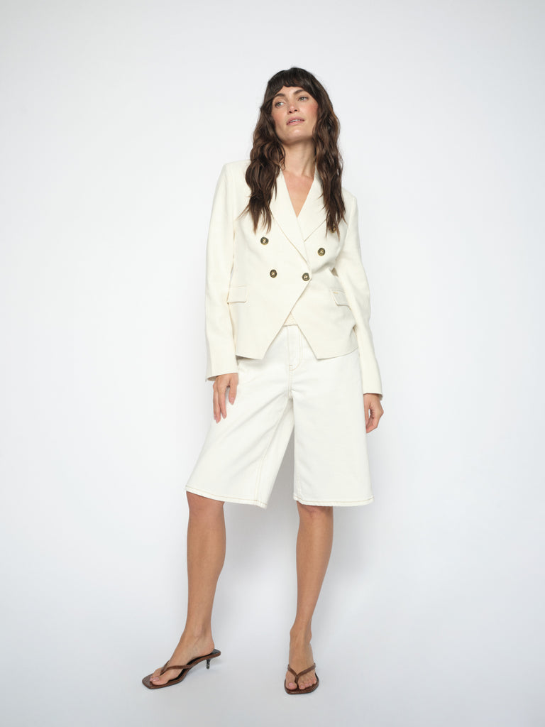 Modelshot / White / Detail