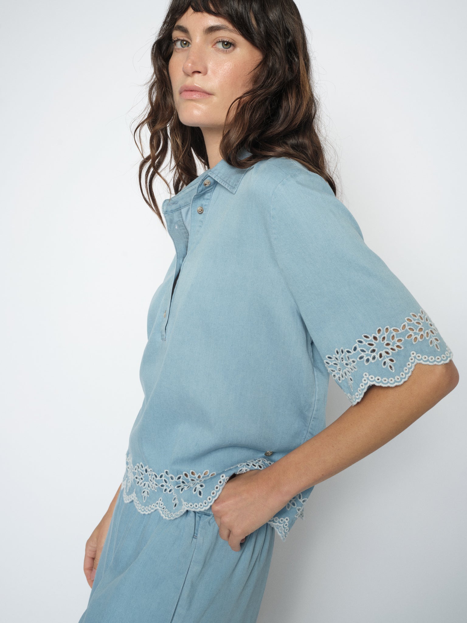 Modelshot / Light Blue / Detail