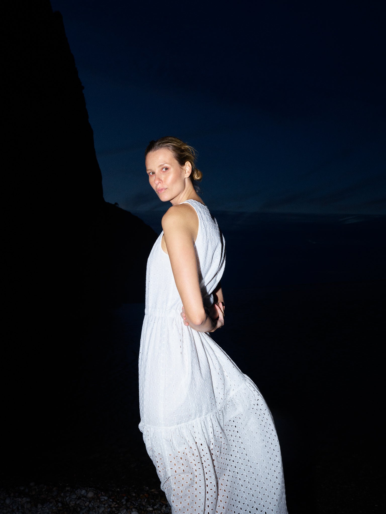 Modelshot / White / Detail