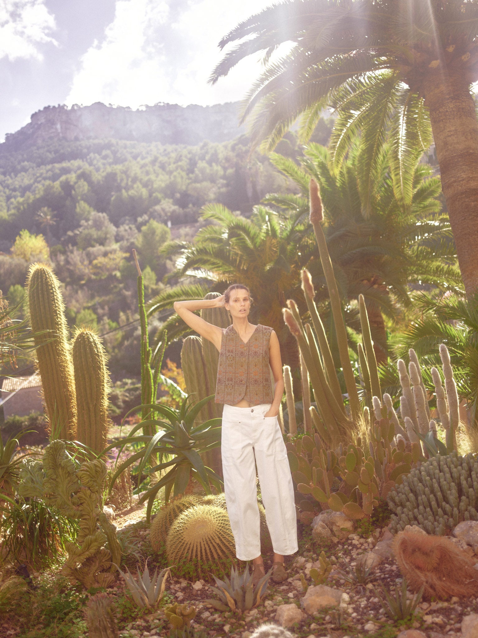 Modelshot / White / Detail