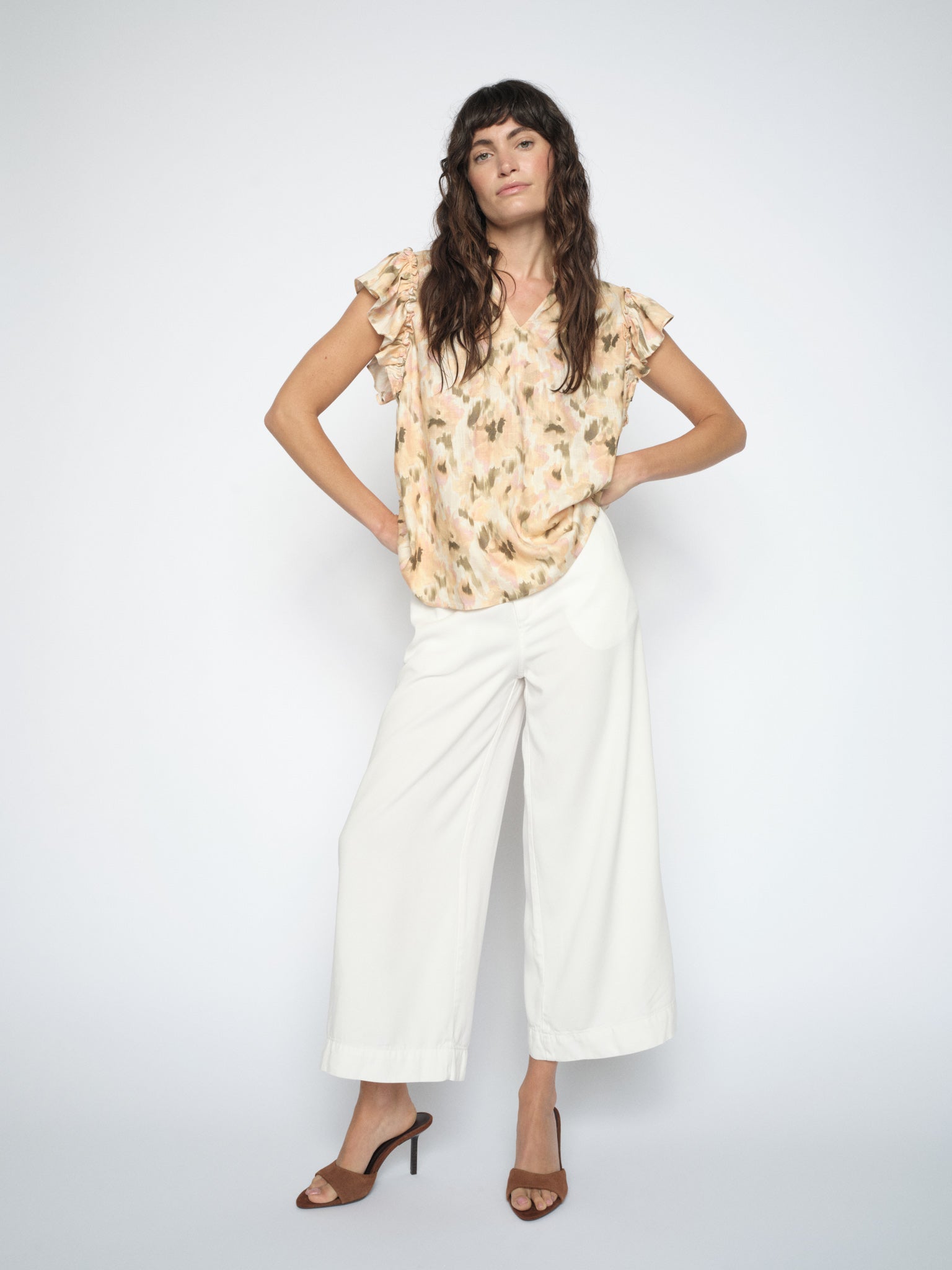 Modelshot / White / Detail