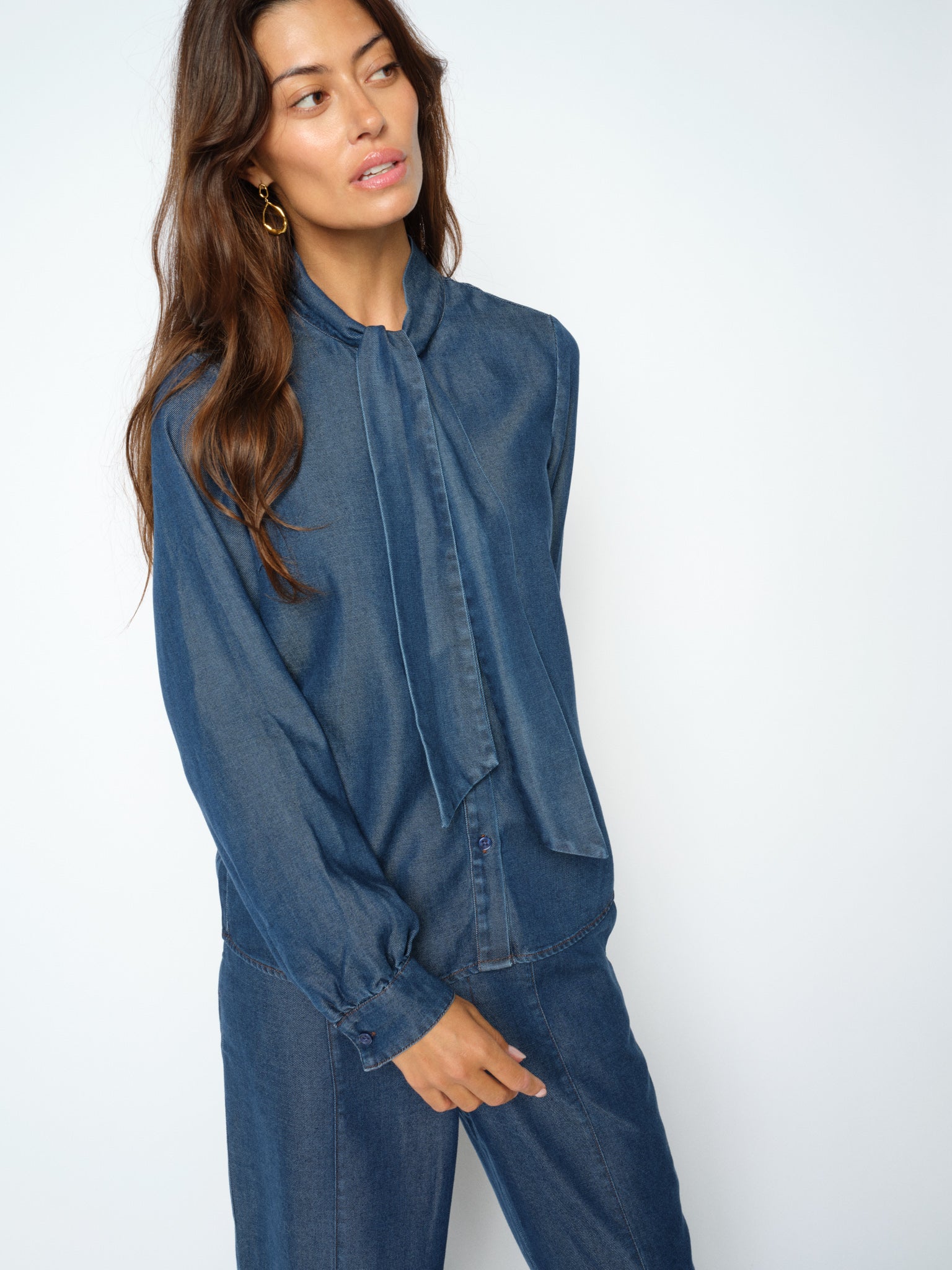 Modelshot / Dark Blue / Detail
