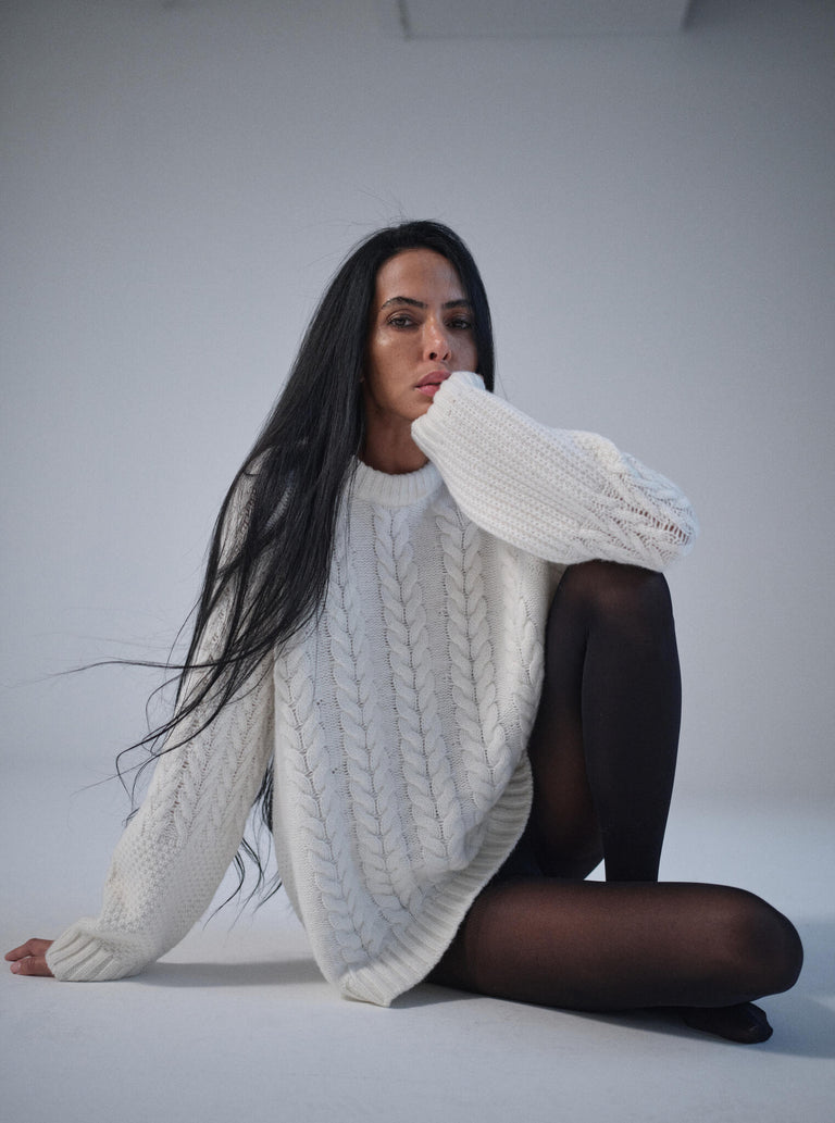 Modelshot / White / Detail