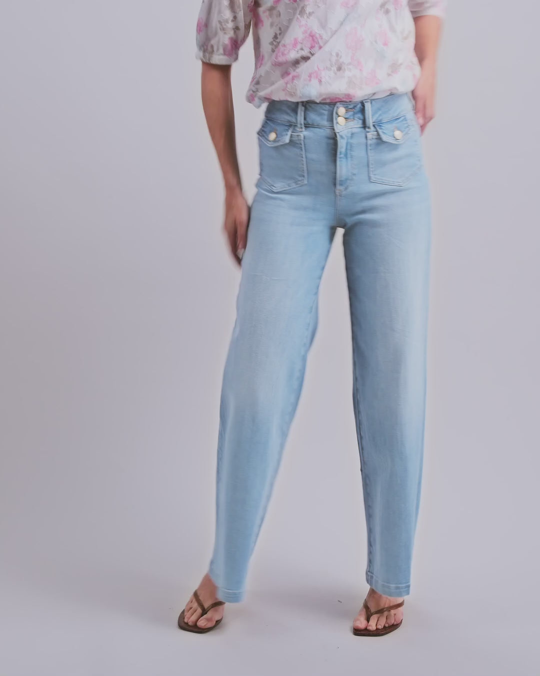 Modelshot / Light Blue / Detail