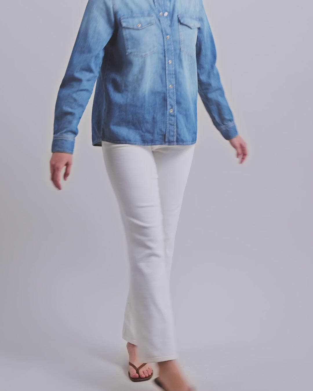 Modelshot / White / Detail